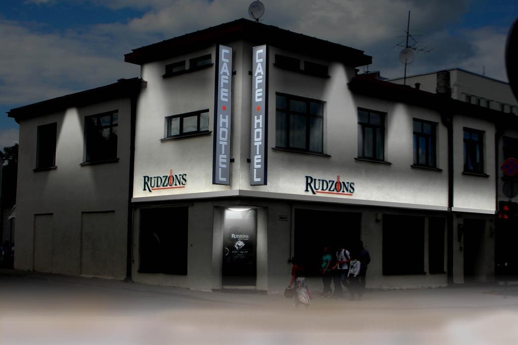 Cafe Hotel Rudzons マドゥオナ エクステリア 写真
